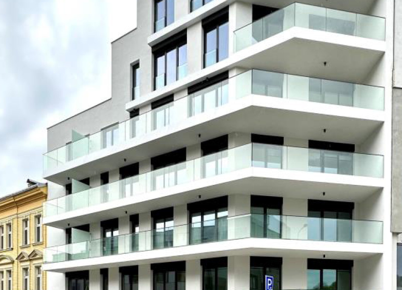 Vylaďte svůj interiér i exteriér k dokonalosti – v květnu se slevou 20% na skleněná zábradlí