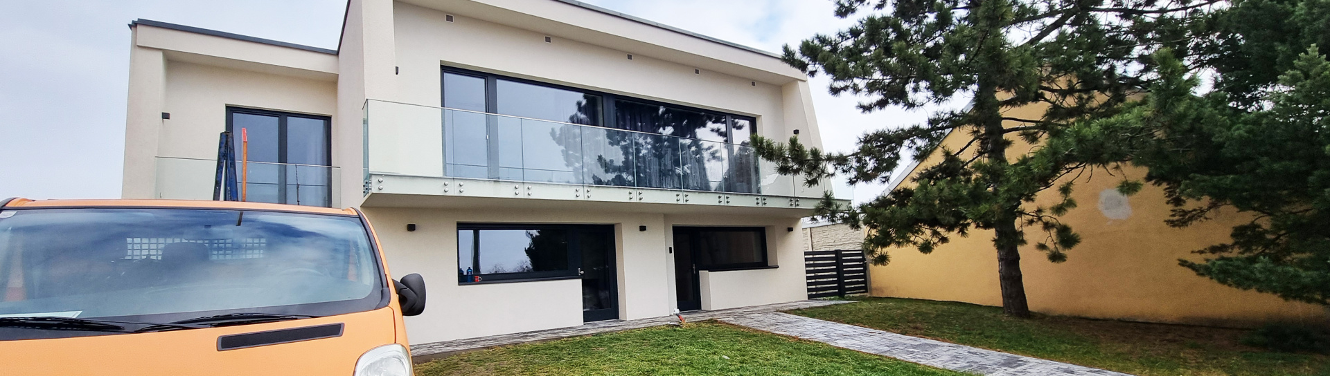 Stylové venkovní skleněné zábradlí na balkon či terasu