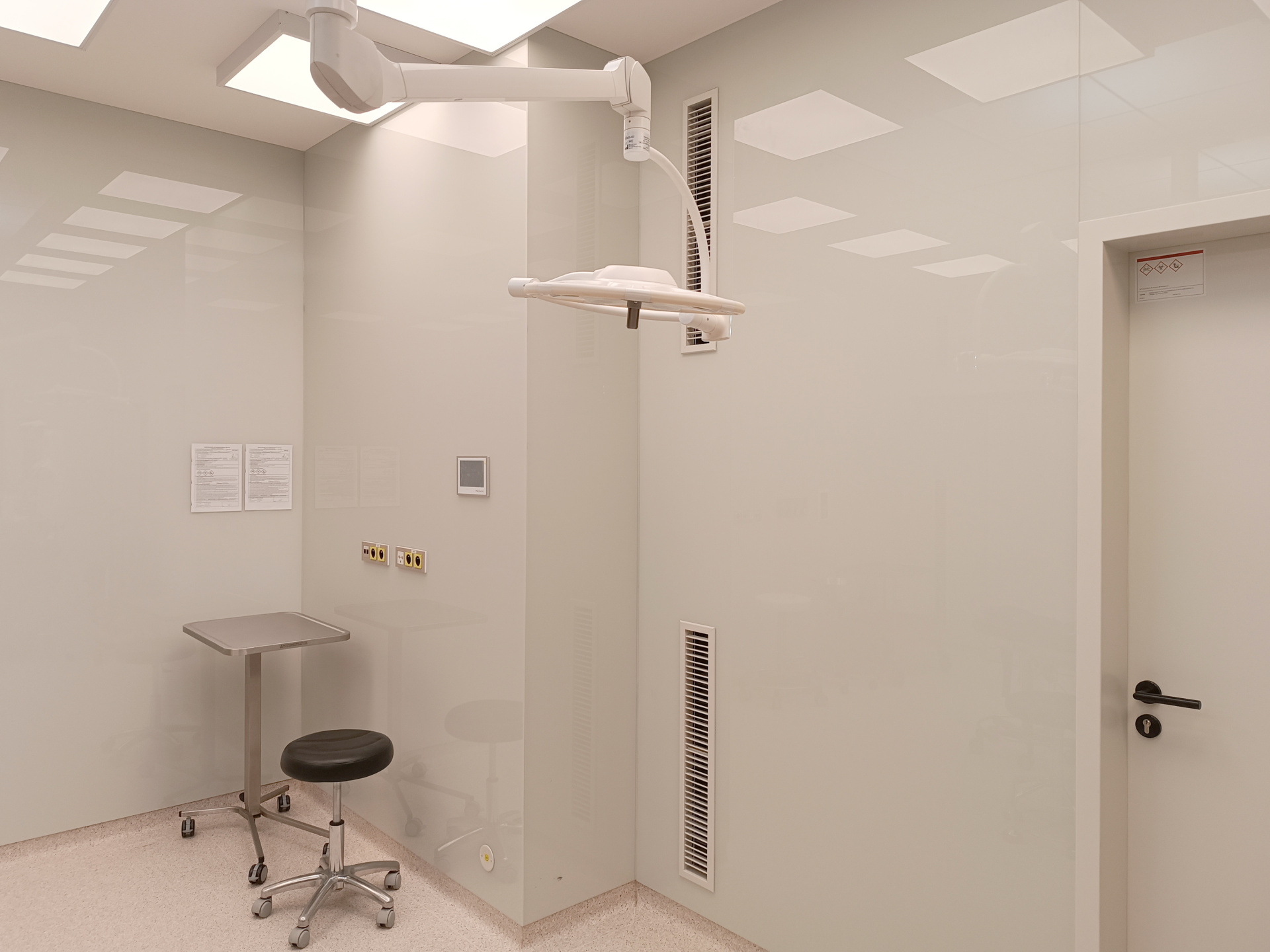 Skleněný velkoformátový obklad