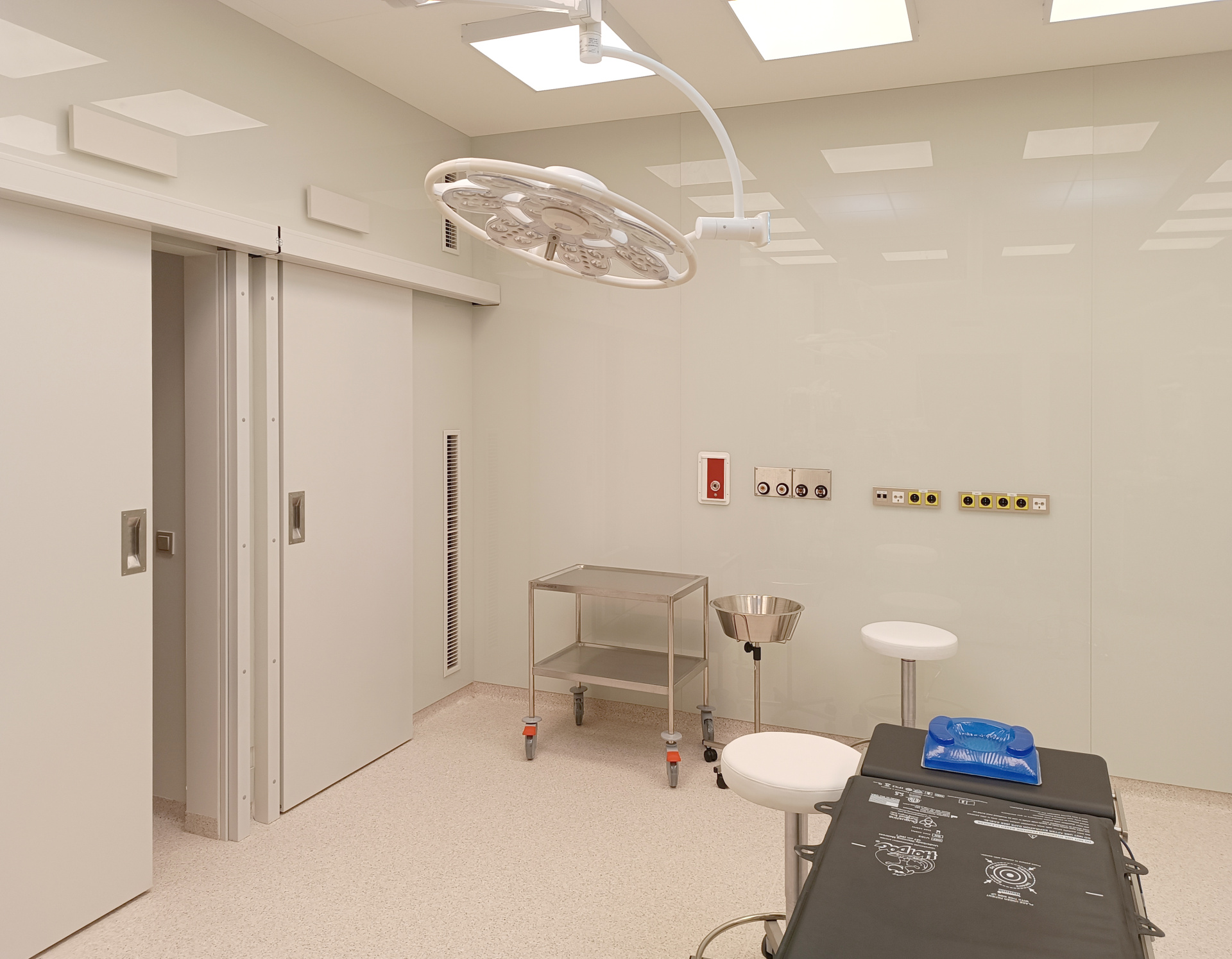 Skleněné obložení skel