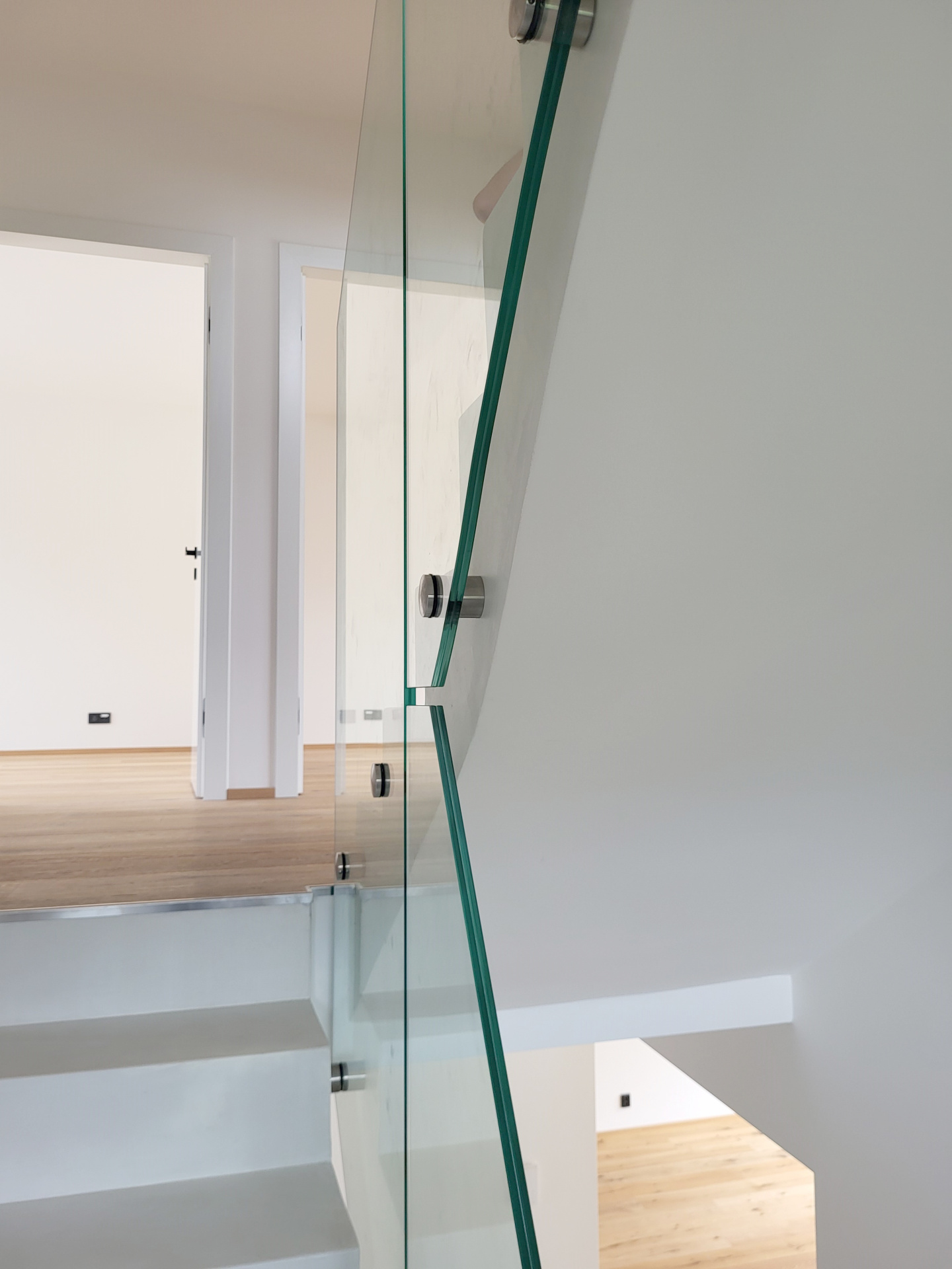 skleněné zábradlí na schodišti