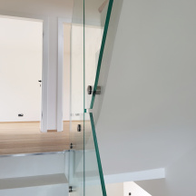 skleněné zábradlí na schodišti