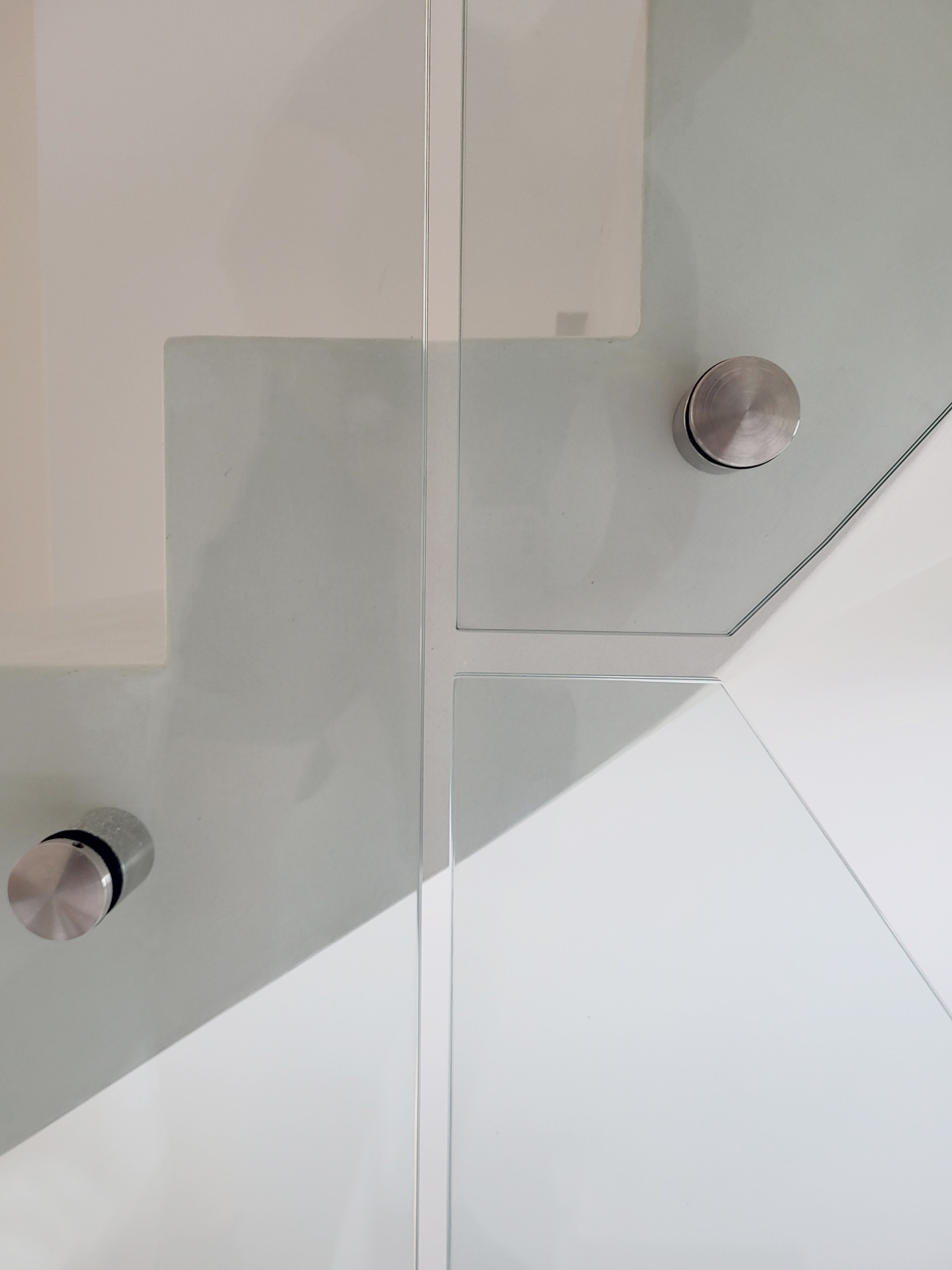 Elegantní řešení skleněného zábradlí na schodišti rodinného domu v Čakovicích