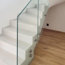 skleněné zábradlí s bodovými úchyty