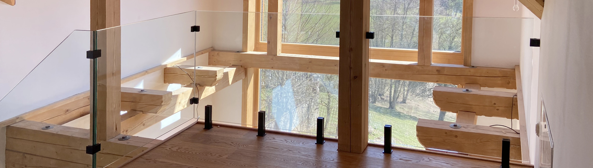 Luxusní skleněné zábradlí na míru na schody, balkony i terasy