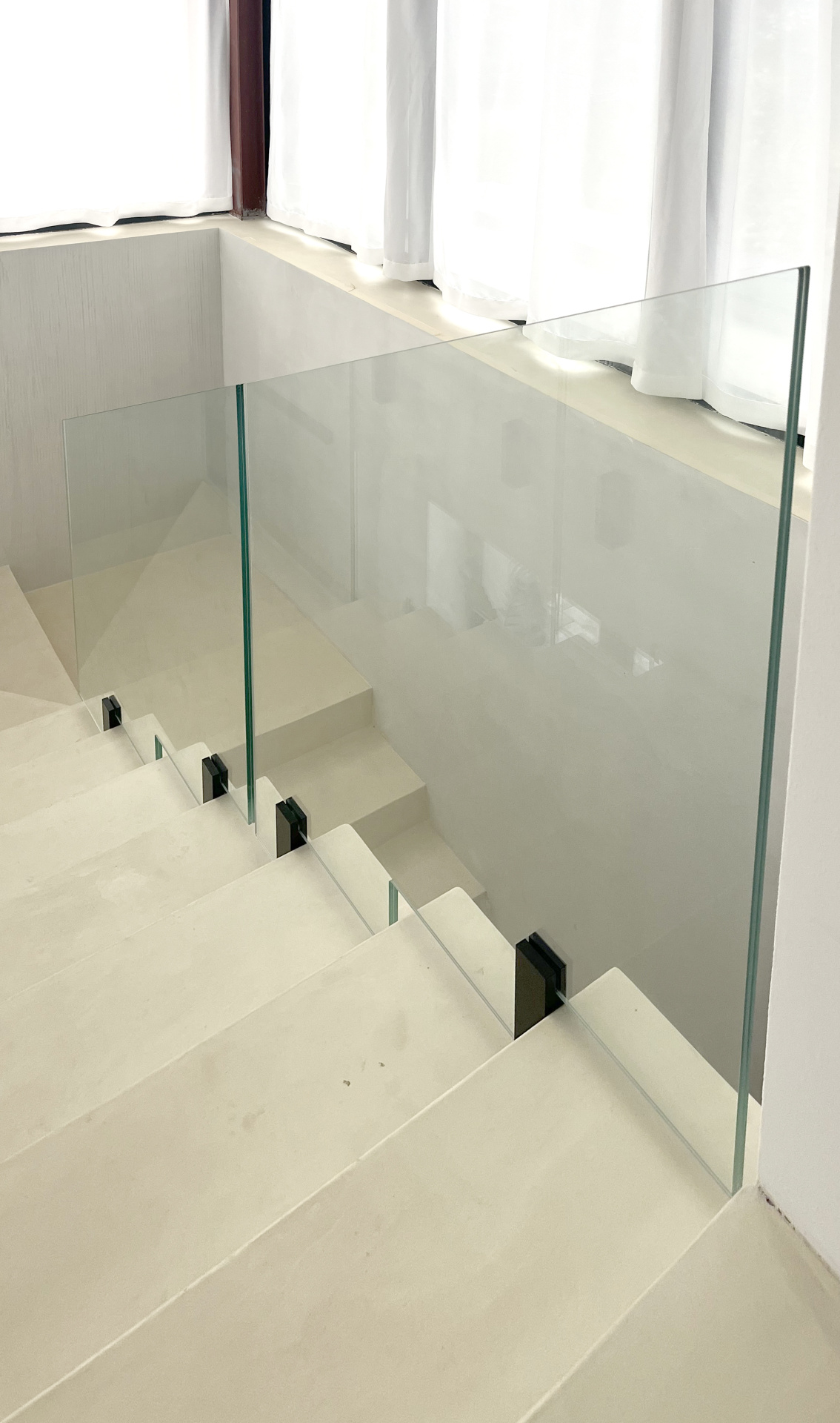 Skleněné zábradlí s černým kováním 2