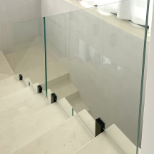 Skleněné zábradlí s černým kováním 2