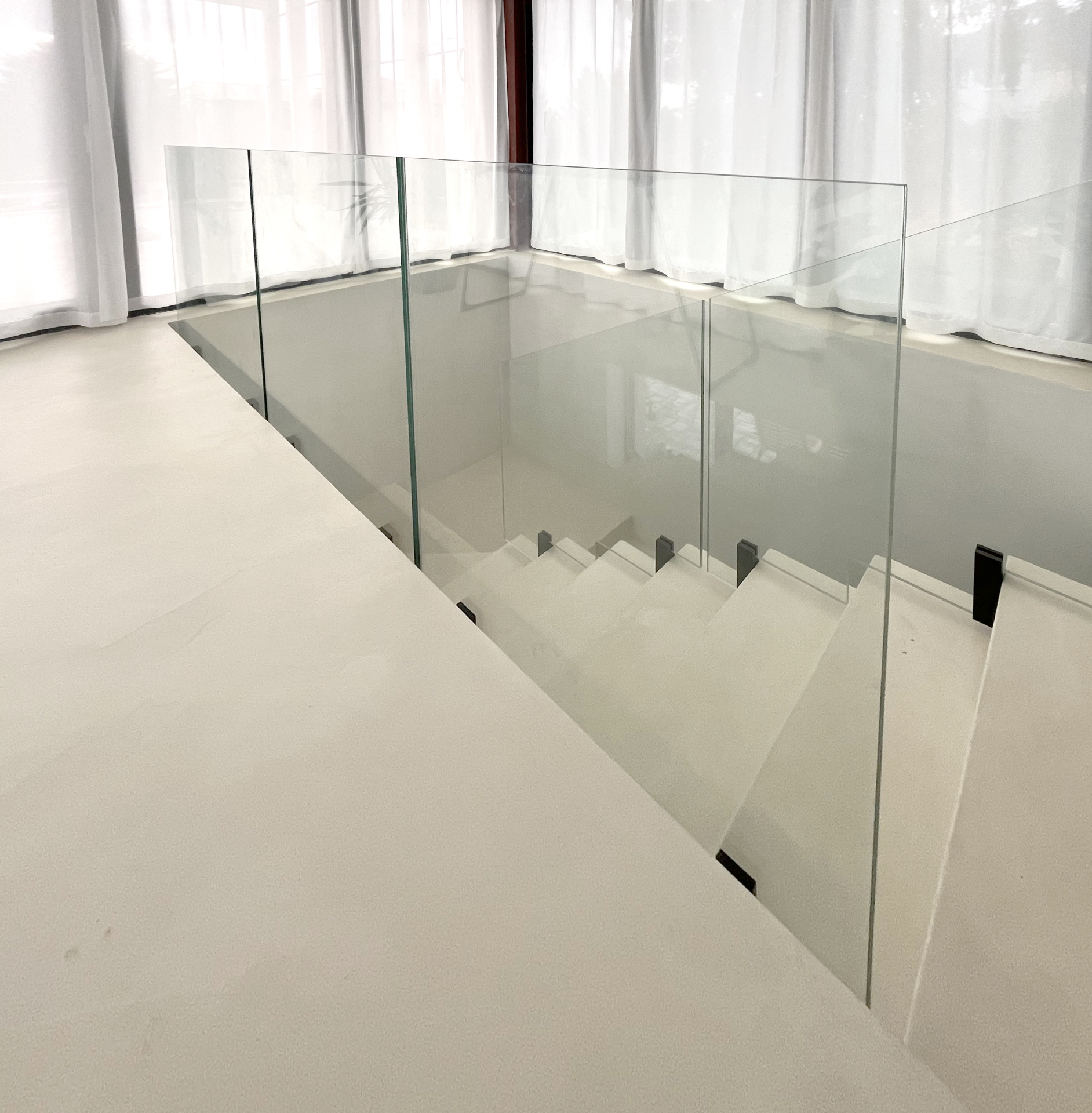 Skleněné zábradlí s černým kováním