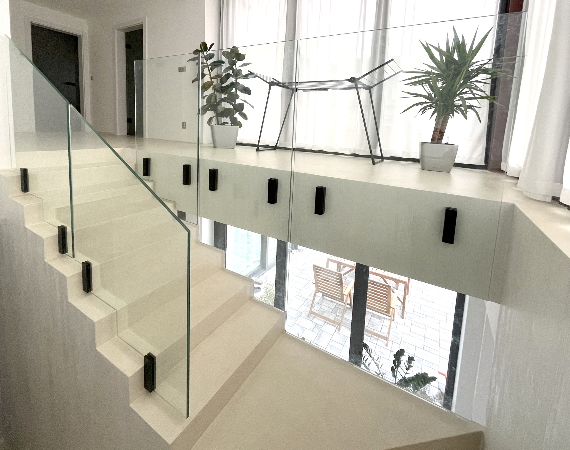 Designové skleněné zábradlí s minimalistickým černým kováním v Kutné Hoře