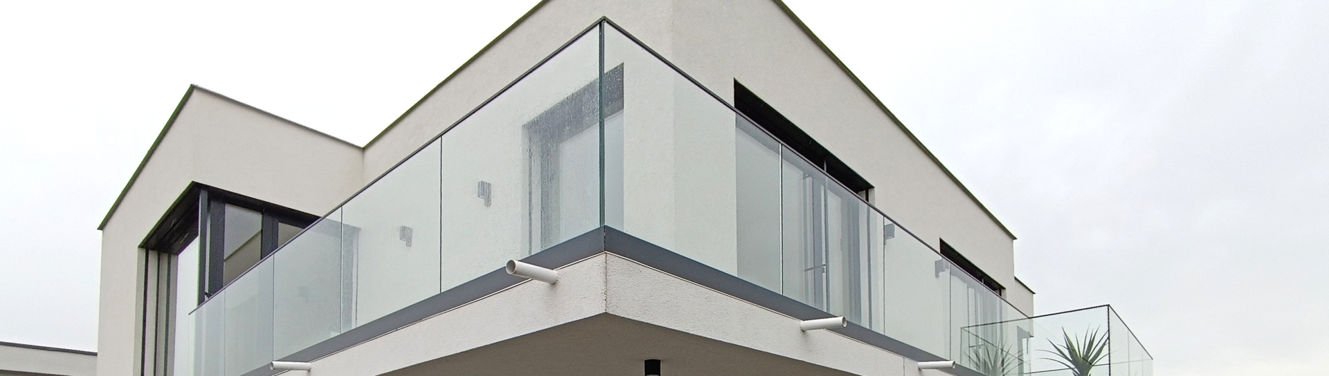 Štýlové vonkajšie sklenené zábradlie na balkón či terasu