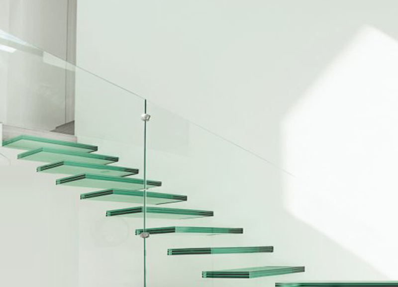 Čo rozhoduje pri nacenení sklenených schodov?